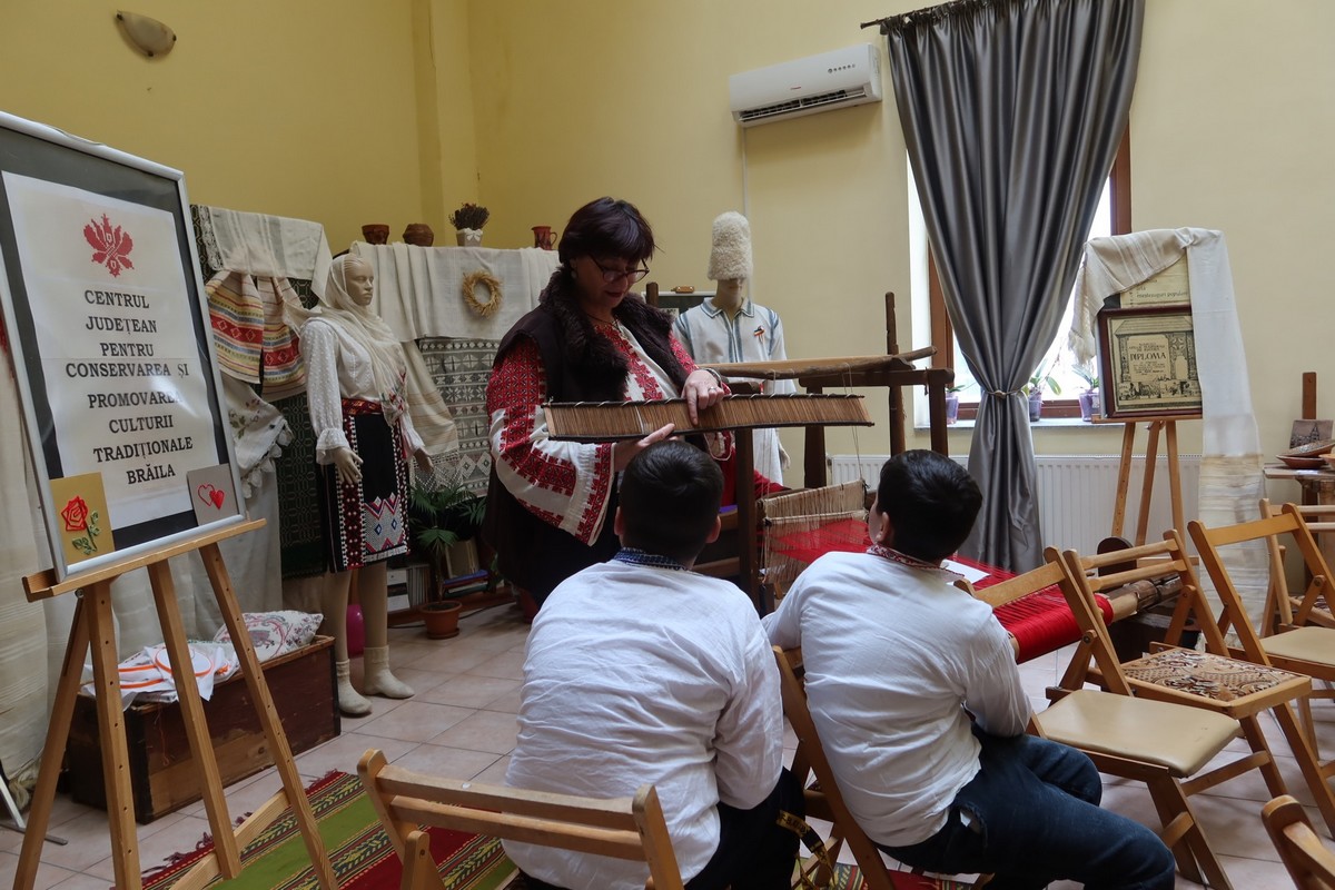 Ateliere speciale tradiționale pentru copiii din Ansamblul Folcloric Măxineanca.