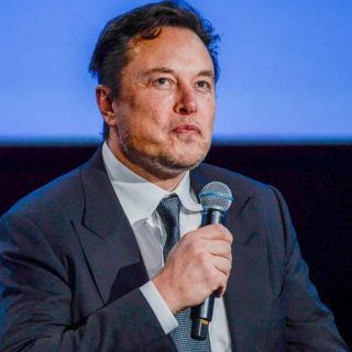 Tatăl lui Elon Musk nu este mândru de el.