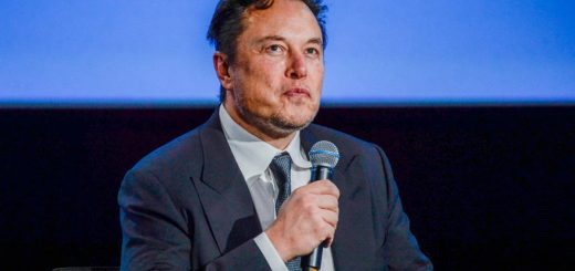 Tatăl lui Elon Musk nu este mândru de el.