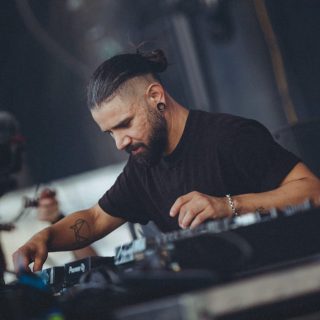 Skrillex lansează un nou album.
