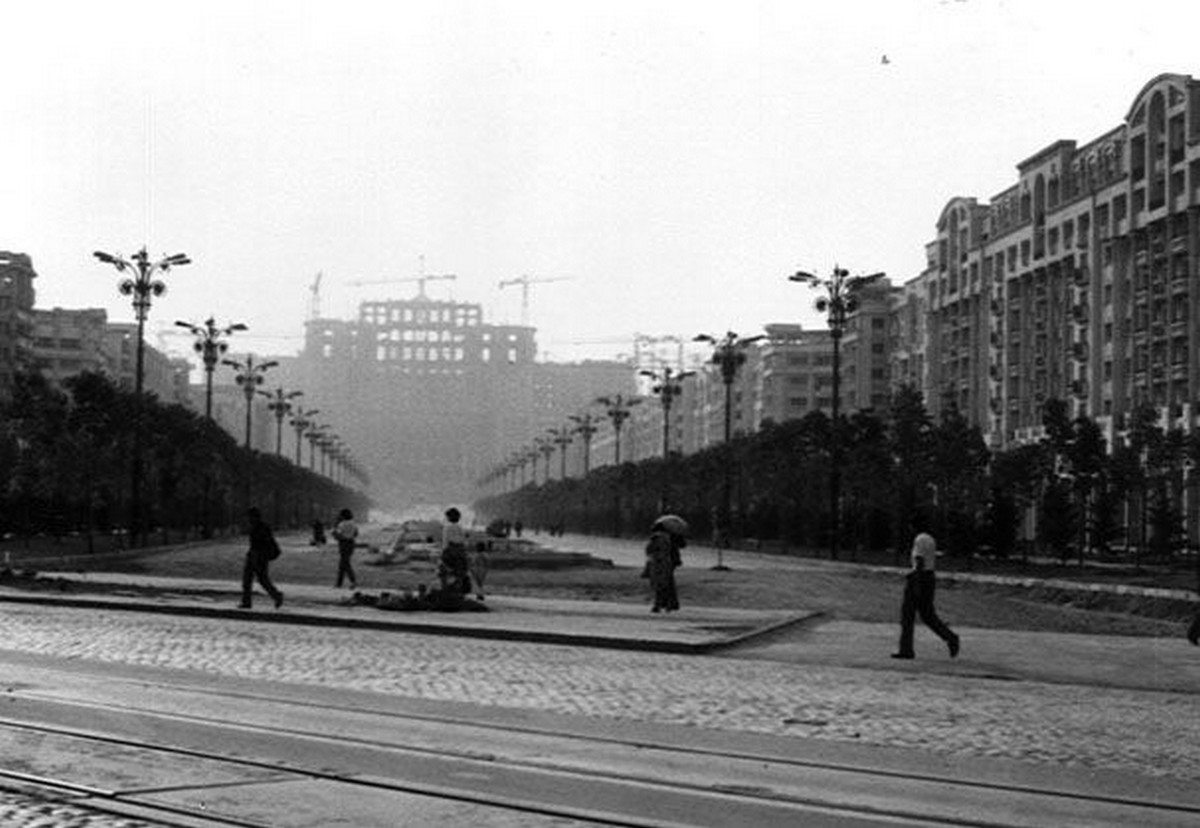 Schimbările dramatice ale Bucureștiului în ultimii ani de comunism.