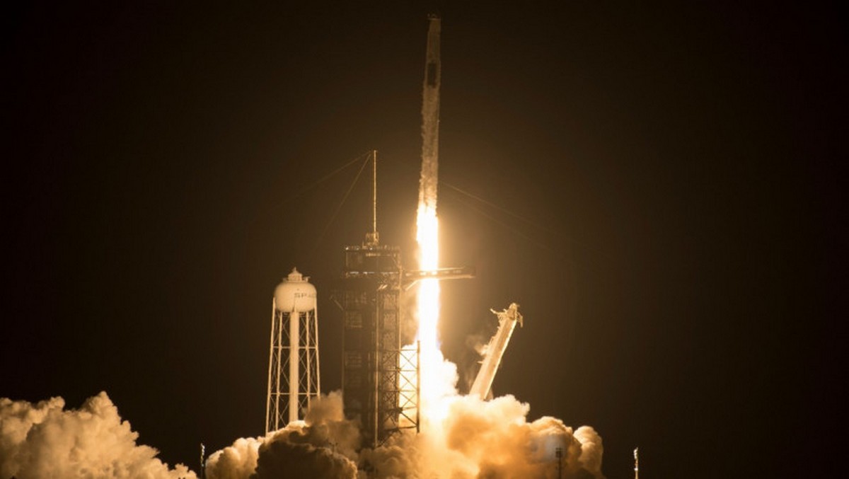 SpaceX a lansat încă o navetă cu 4 astronauți.