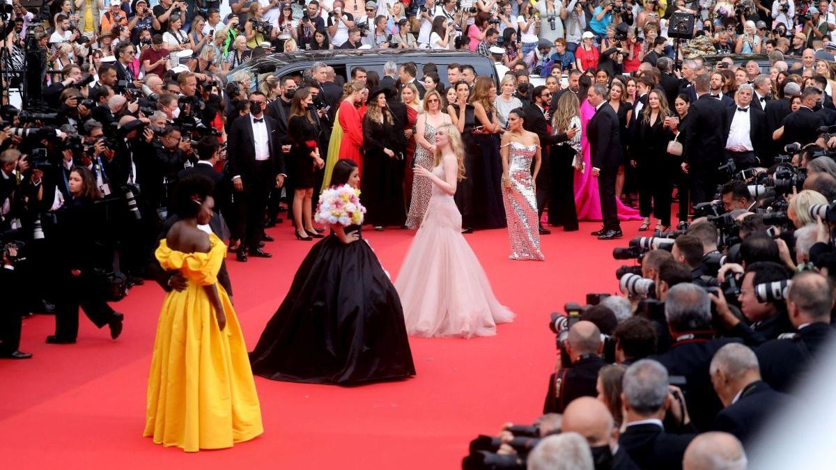 Trucurile de înfrumusețare ale vedetelor internaționale.