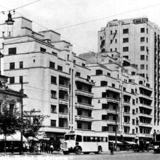 Sfârșitul blocului Carlton.