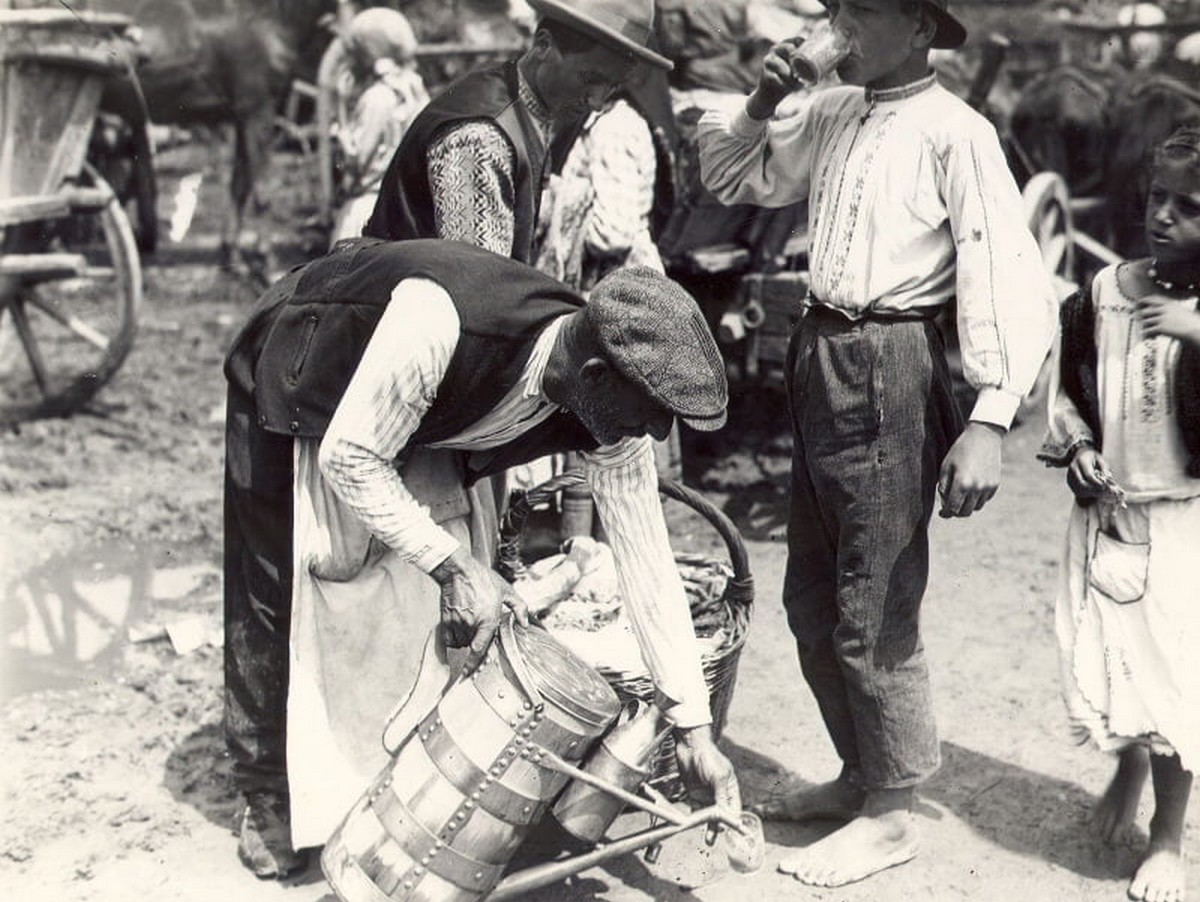 Detalii despre braga, băutura răcoritoare foarte consumată în Bucureștiul interbelic.