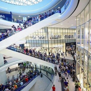 Peste 1 milion de români merg zilnic la mall.