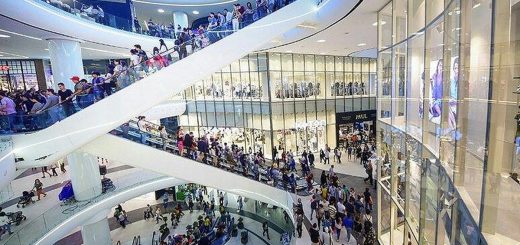 Peste 1 milion de români merg zilnic la mall.