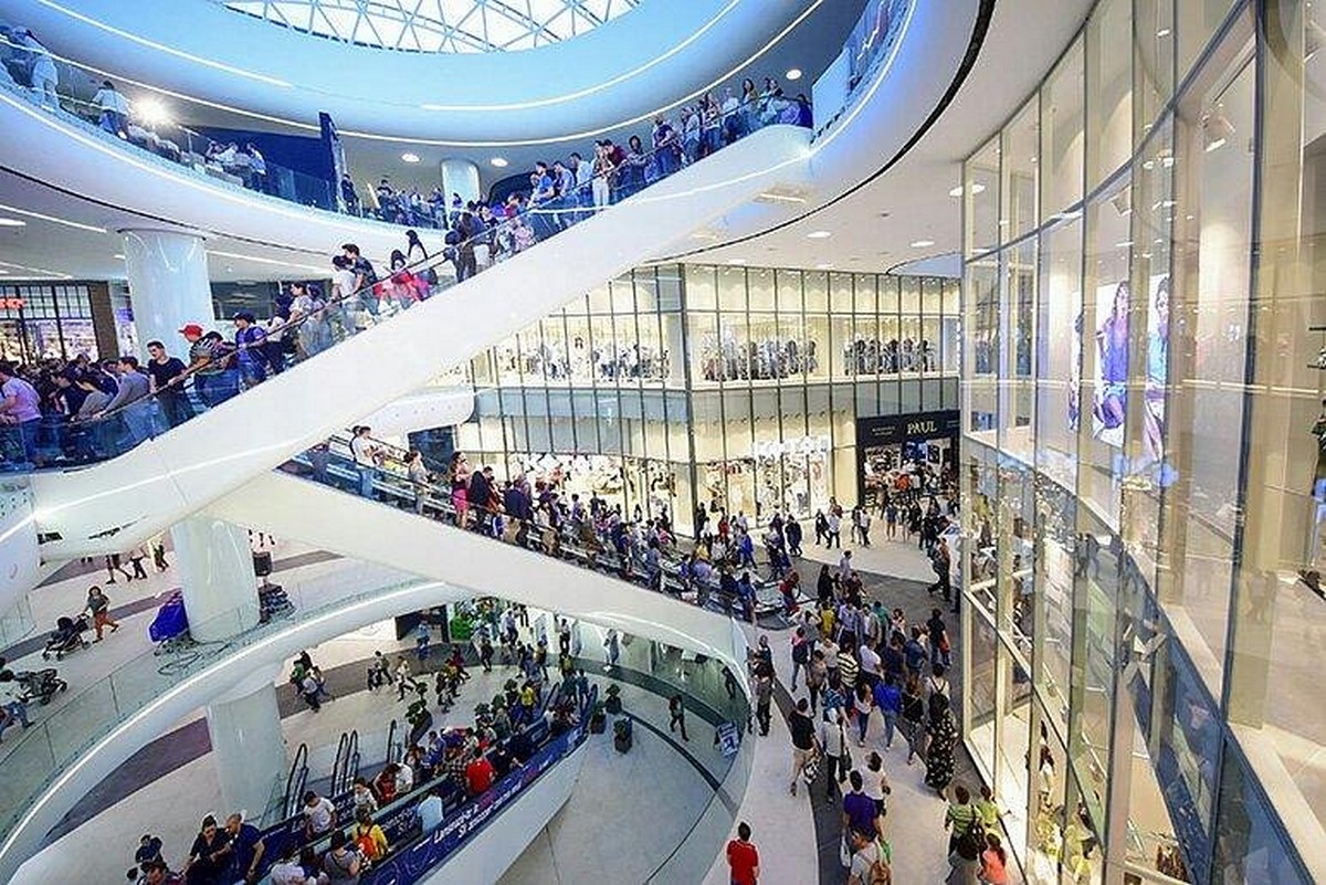 Peste 1 milion de români merg zilnic la mall.
