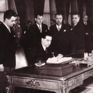 Povești din România socialistă.