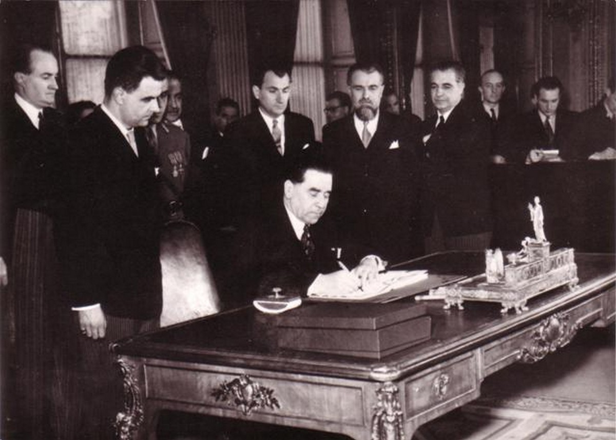 Povești din România socialistă.