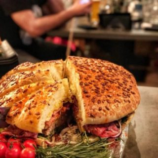 Cel mai mare burger din București se găsește la B3TON.