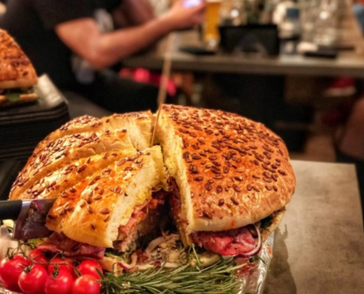 Cel mai mare burger din București se găsește la B3TON.