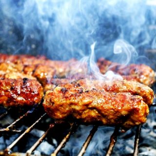 În România, oamenii merg de cele mai multe ori la mare și consumă mici cu ocazia Zilei Muncii, acest preparat fiind considerat o specialitate de-a casei. Cu toate astea, ei se mai regăsesc și în: Grecia, Turcia și Serbia. Cert este că povestea micului a început în zona Balcanilor în secolul al XIX-lea. Se spune că micii au fost inventați de nevoie la hanul ,La Iordachi' din București, acolo unde de 1 Mai mulți stau la cozi imense în special la Terasa Obor, renumită pentru o rețetă deosebită. Cârciuma menționată ce era condusă de Iordache Ionescu a rămas fără mațe pentru cârnații pe care îi vindea, astfel a pus direct carnea din interior pe grătar și a început să o servească alături de pâine și muștar clienților. Invenția a avut succes, iar majoritatea localnicilor s-au îngrămădit la localul faimos care a rămas în istorie pentru creația pe care astăzi românii o consideră a lor.