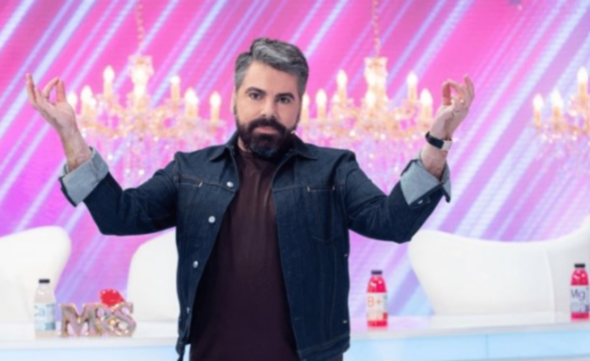 Maurice Munteanu, lecții de stil pentru concurentele de la emisiunea renumită de modă.