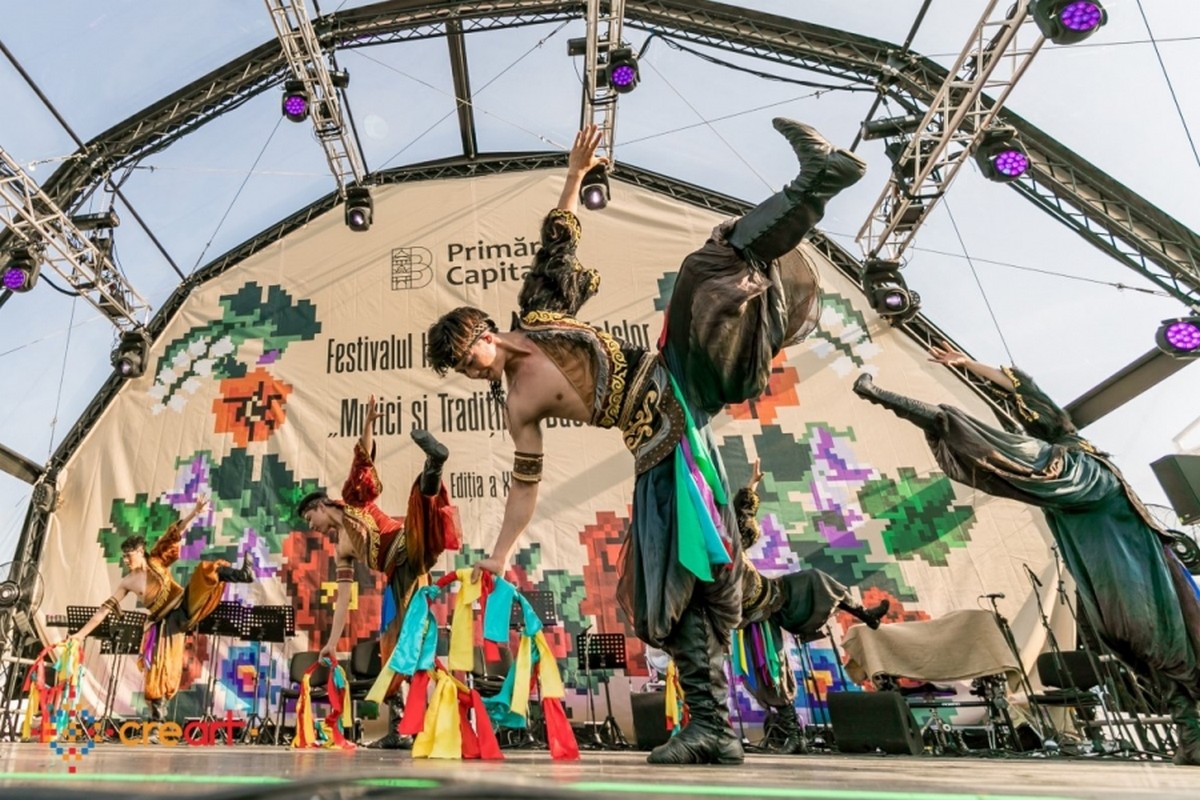 Festival internațional de folclor în București.