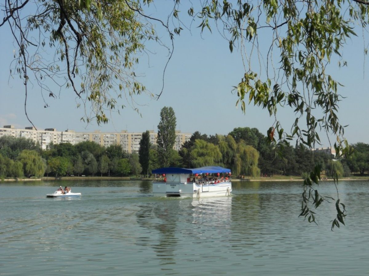 Plimbare cu vaporașul pe lacul din IOR.