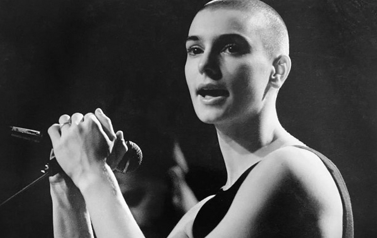 Cântăreața Sinead O'Connor a murit.