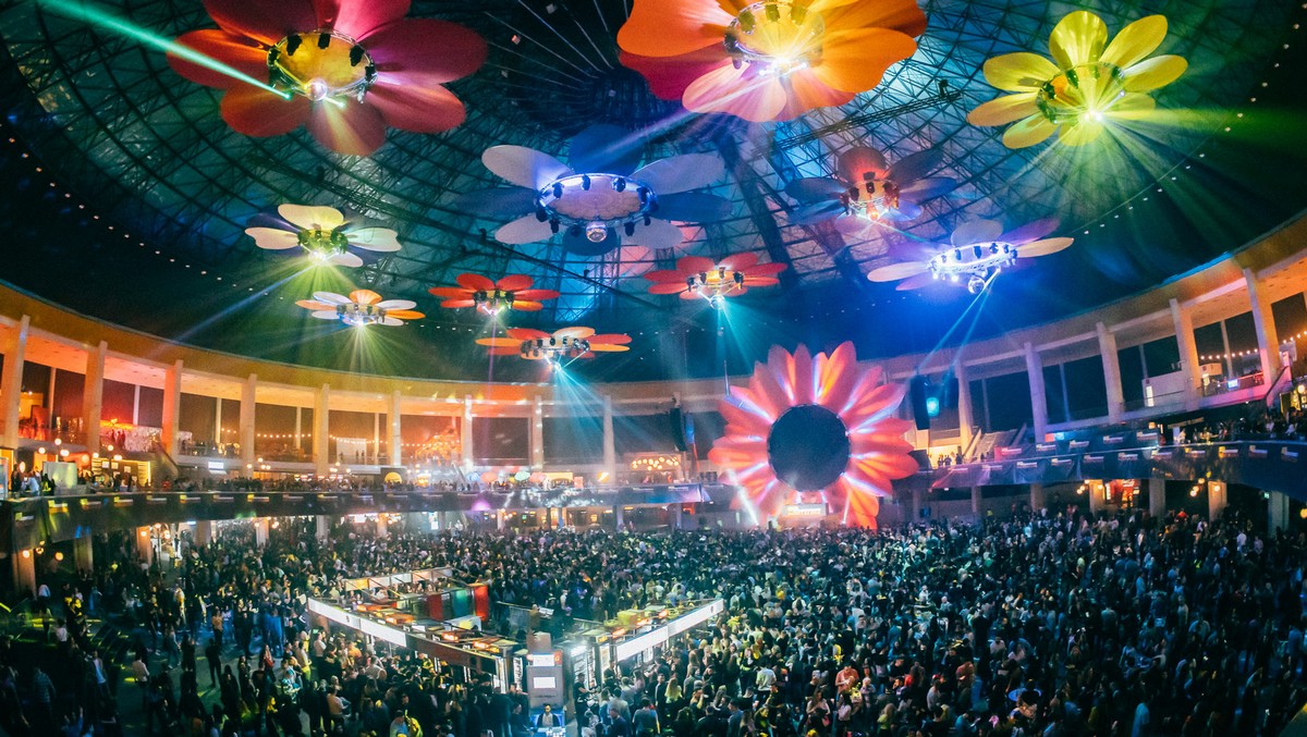 Show spectaculos din ultima seară a festivalului Nostalgia.