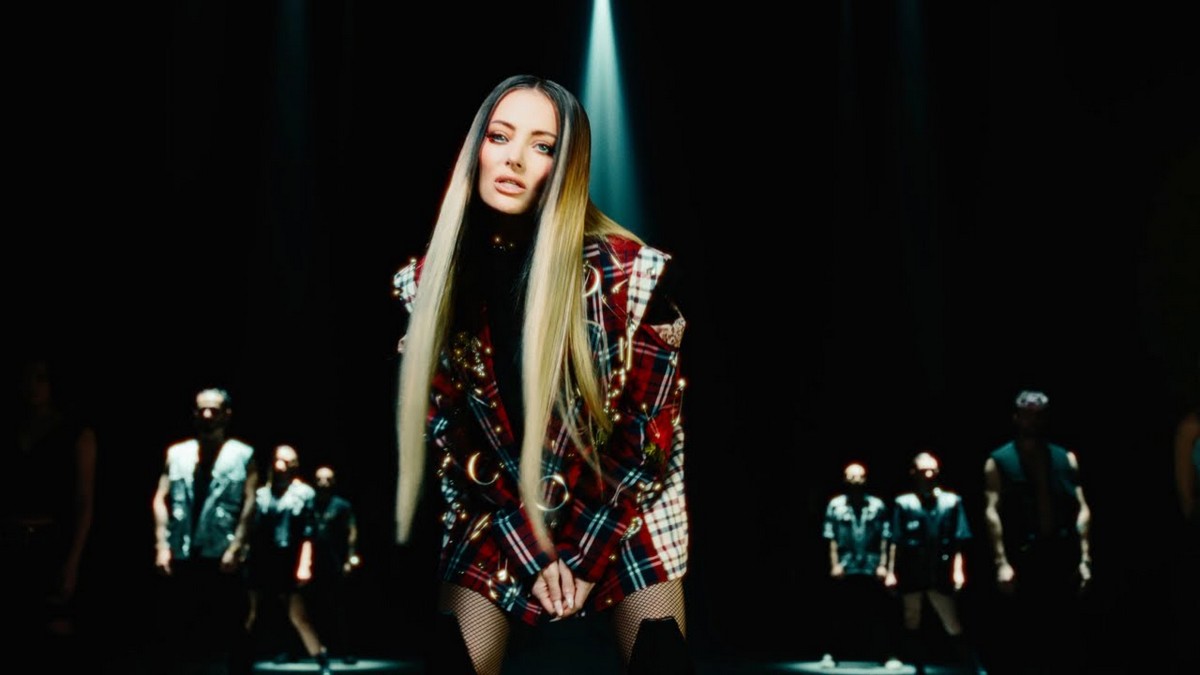 Noua piesă a Deliei.