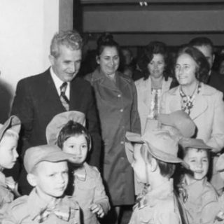 Prima zi de an școlar în comunism.