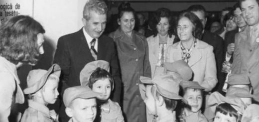 Prima zi de an școlar în comunism.