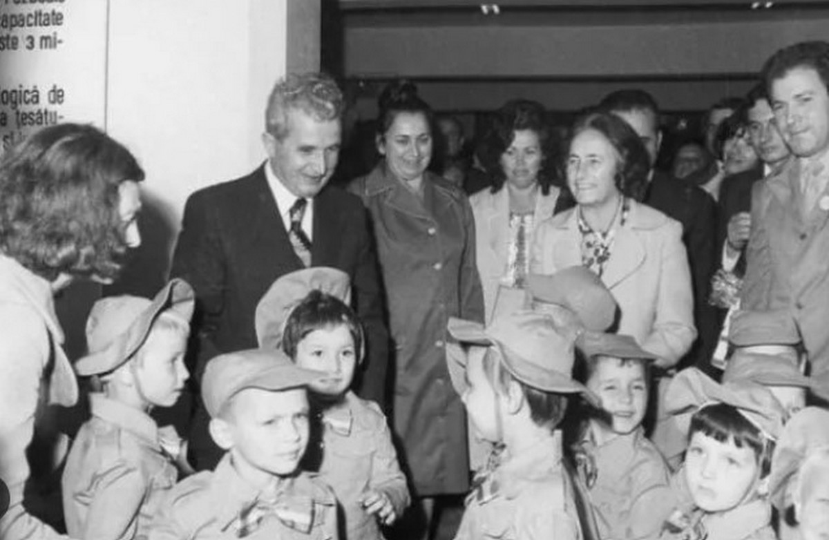 Prima zi de an școlar în comunism.