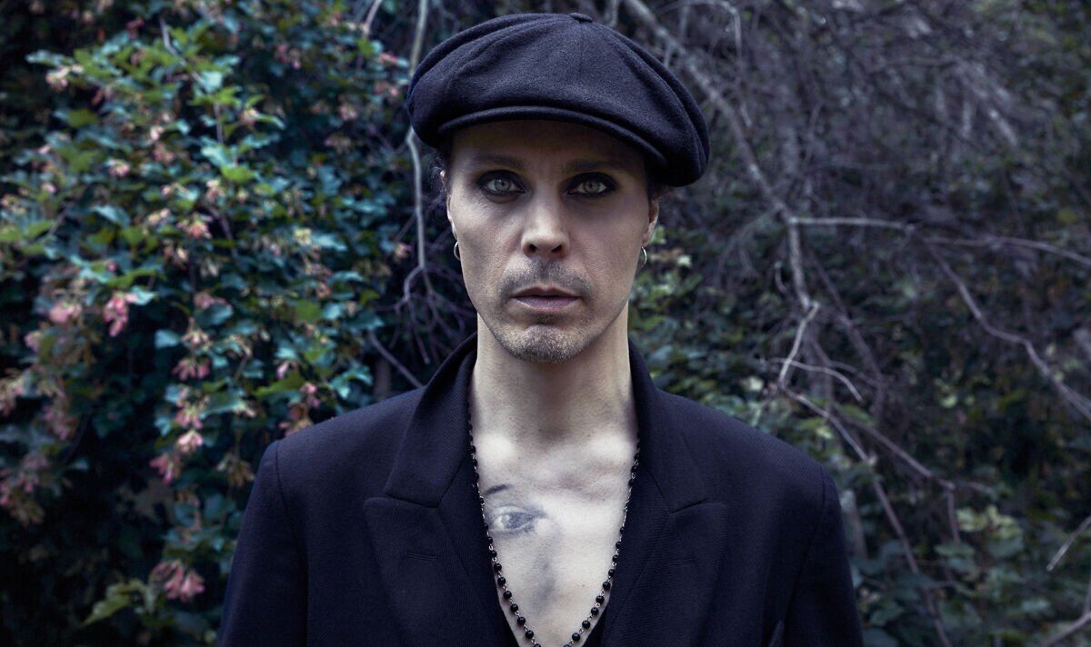 Ville Valo urcă pe scena de la Sala Palatului pe 8 aprilie 2024.