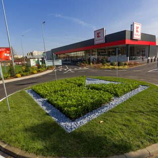 Kaufland inaugurează un nou magazin cu acoperiș verde în București