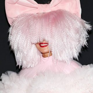 Sia revine în fața publicului cu piesa ,Gimme Love' VIDEO