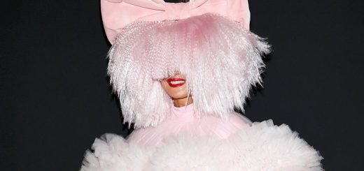 Sia revine în fața publicului cu piesa ,Gimme Love' VIDEO
