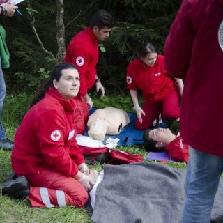 Ziua Mondială a Resuscitării: demonstrații de ajutor de urgență printr-un flash mod cu 50 de voluntari în Piața Romană din București.