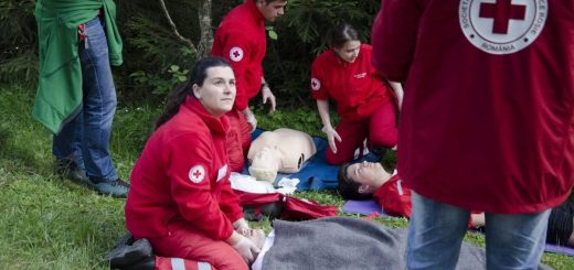 Ziua Mondială a Resuscitării: demonstrații de ajutor de urgență printr-un flash mod cu 50 de voluntari în Piața Romană din București.