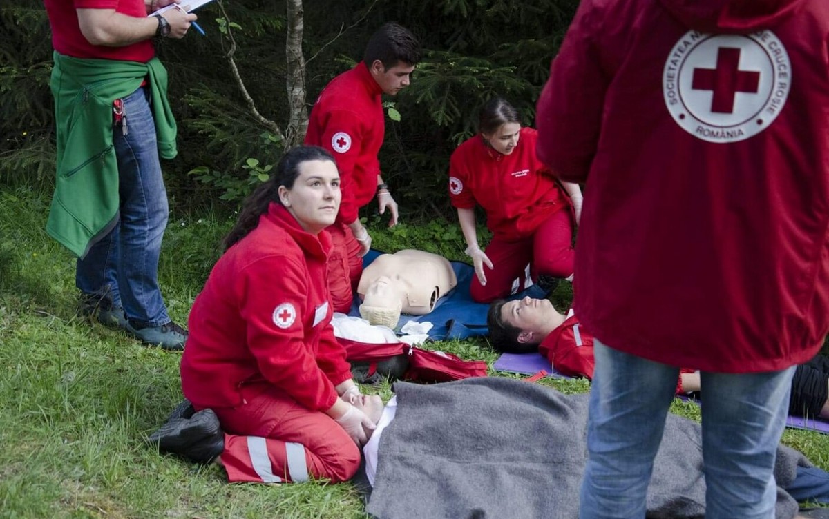 Ziua Mondială a Resuscitării: demonstrații de ajutor de urgență printr-un flash mod cu 50 de voluntari în Piața Romană din București.